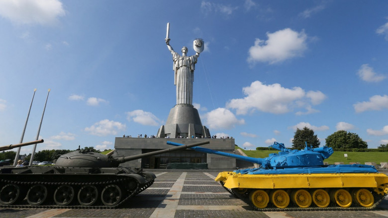 Photo of foto | Ucraina a dat jos, după 42 de ani, secera și ciocanul de pe uriașa statuie Patria Mamă din Kiev și a urcat tridentul